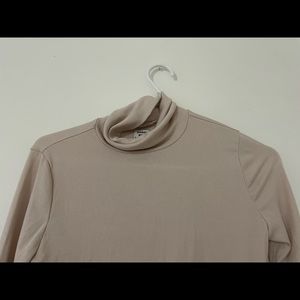 ARITZIA Sunday Best turtleneck long sleeve. Never worn.